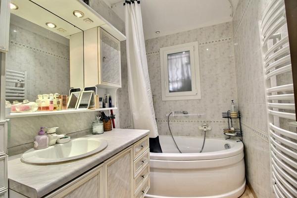 Maison T3 de 94m² avec garage, jardin, piscine sur une parcelle de 460m²