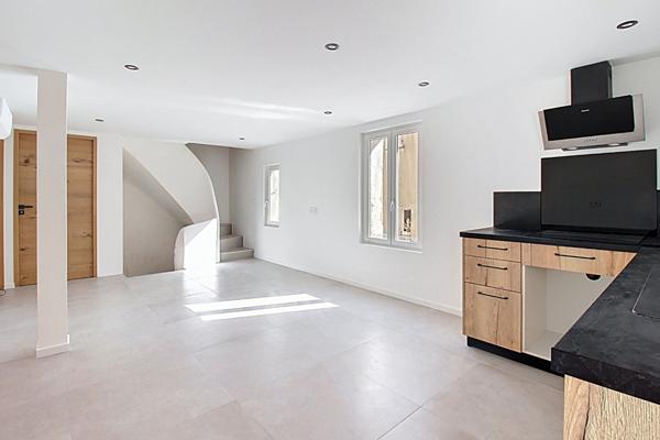 À VENDRE EN EXCLUSIVITÉ DRAGUIGNAN Duplex T3 rénové de 57 m² - Coeur de Ville