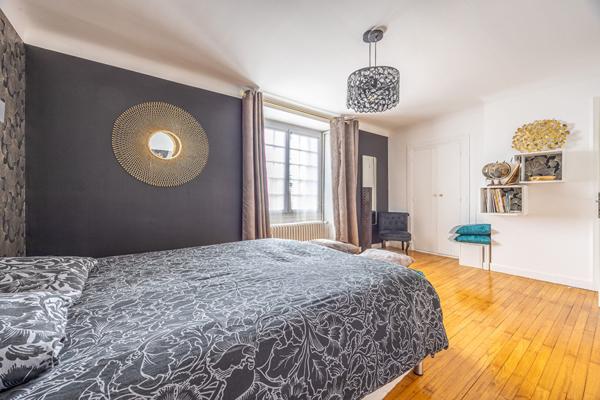 Propriété d'exception avec gîte, dépendances et étang privé à 6 min de Niort!