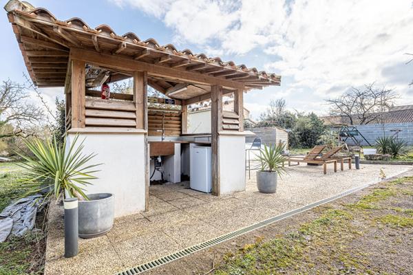 Propriété d'exception avec gîte, dépendances et étang privé à 6 min de Niort!