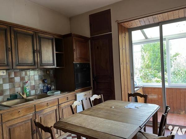 Maison nichée au coeur d'une végétation luxuriante