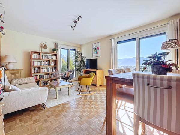 Appartement rénové, lumineux et cosy, avec vue exceptionnelle sur les massifs, ascenseur