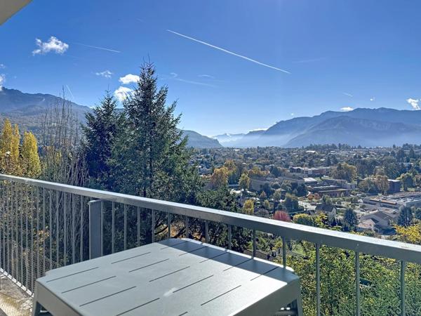Appartement rénové, lumineux et cosy, avec vue exceptionnelle sur les massifs, ascenseur