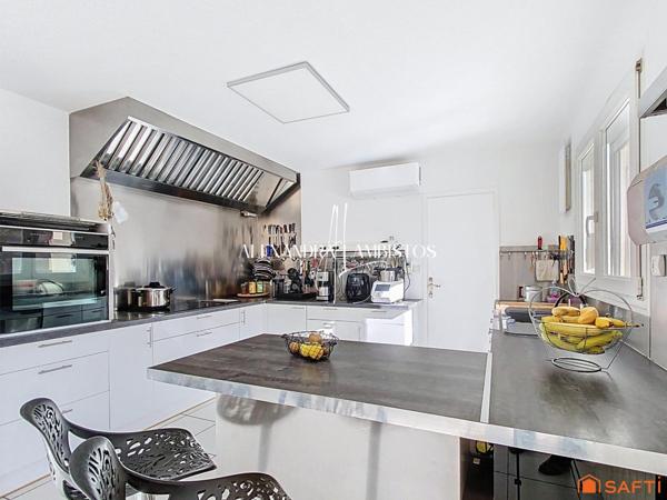 Maison d'architecte - 10 pièces - 248m²