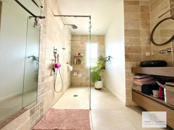 Maison contemporaine de plain-pied 5 pièces sur terrain de 800m2