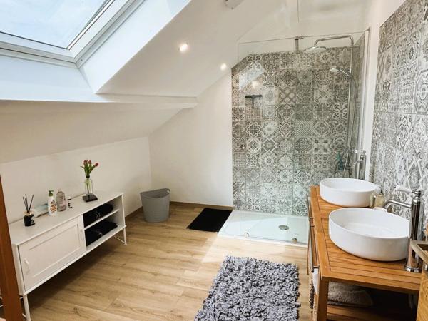 Location                                                      Appartement
                        
                     7 pièces                      184 m2                     à Saint-Saulve