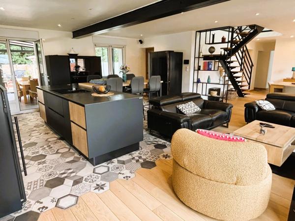 Location                                                      Appartement
                        
                     7 pièces                      184 m2                     à Saint-Saulve