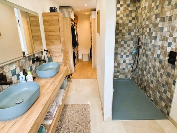 Location                                                      Appartement
                        
                     7 pièces                      184 m2                     à Saint-Saulve