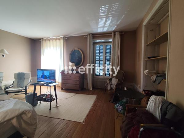 Maison 8 pièces - 300 m²