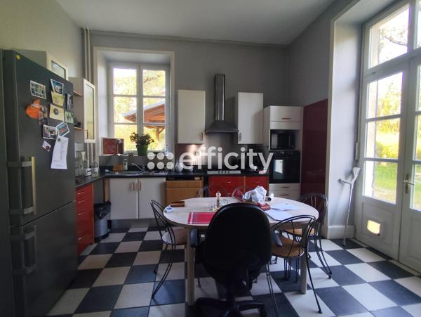 Maison 8 pièces - 300 m²