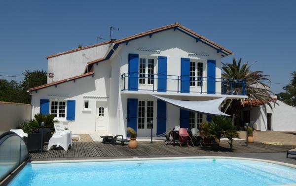 PROCHE SAUJON – MAISON CHARENTAISE SUR UN TERRAIN D’ENVIRON 1.600 M² COMPRENANT :