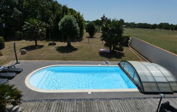 PROCHE SAUJON – MAISON CHARENTAISE SUR UN TERRAIN D’ENVIRON 1.600 M² COMPRENANT :