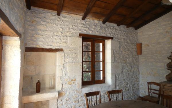 PROCHE SAUJON – MAISON CHARENTAISE SUR UN TERRAIN D’ENVIRON 1.600 M² COMPRENANT :
