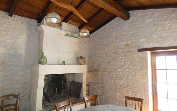 PROCHE SAUJON – MAISON CHARENTAISE SUR UN TERRAIN D’ENVIRON 1.600 M² COMPRENANT :