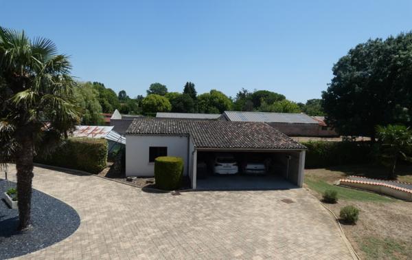 PROCHE SAUJON – MAISON CHARENTAISE SUR UN TERRAIN D’ENVIRON 1.600 M² COMPRENANT :
