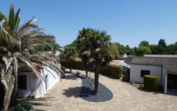 PROCHE SAUJON – MAISON CHARENTAISE SUR UN TERRAIN D’ENVIRON 1.600 M² COMPRENANT :