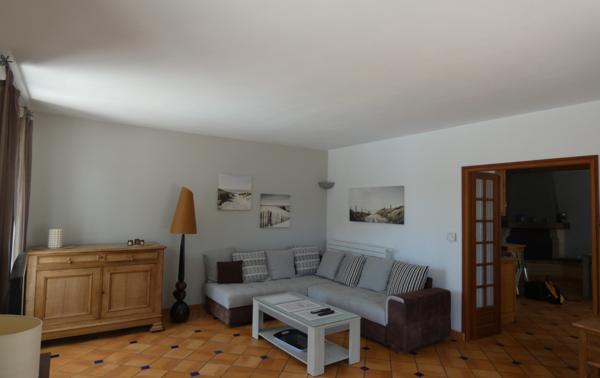 PROCHE SAUJON – MAISON CHARENTAISE SUR UN TERRAIN D’ENVIRON 1.600 M² COMPRENANT :