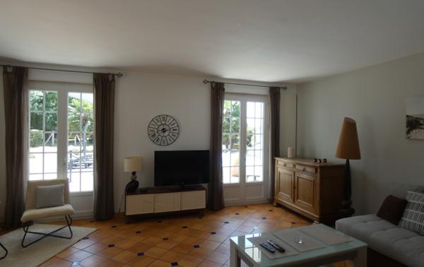 PROCHE SAUJON – MAISON CHARENTAISE SUR UN TERRAIN D’ENVIRON 1.600 M² COMPRENANT :
