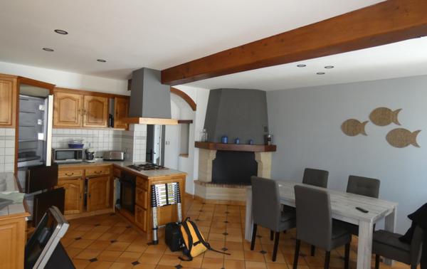 PROCHE SAUJON – MAISON CHARENTAISE SUR UN TERRAIN D’ENVIRON 1.600 M² COMPRENANT :