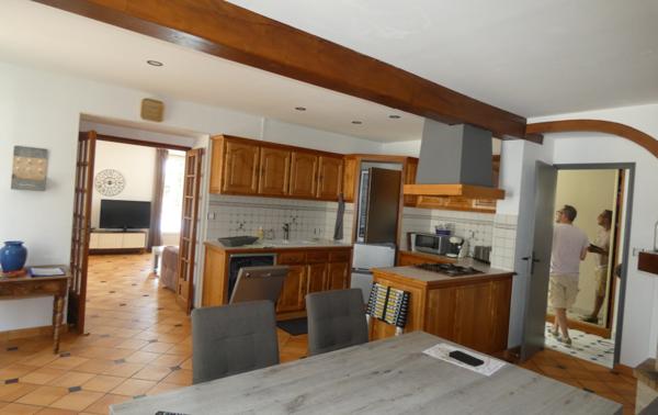 PROCHE SAUJON – MAISON CHARENTAISE SUR UN TERRAIN D’ENVIRON 1.600 M² COMPRENANT :