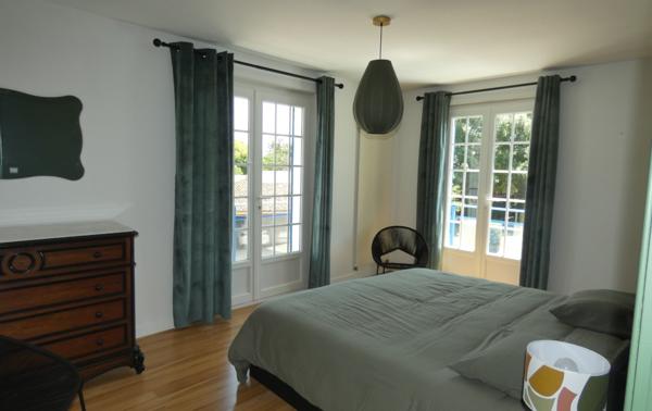 PROCHE SAUJON – MAISON CHARENTAISE SUR UN TERRAIN D’ENVIRON 1.600 M² COMPRENANT :