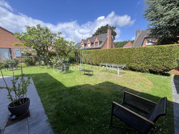 NOUVEAUTÉ - LOMME BOURG - MAISON SEMI INDIVIDUELLE - 115M2

Je vous invite à venir découvrir cette belle semi-individuelle de 115m2 située au coeur du quartier de Lomme le plus convoité : le Bourg. 

Quartier familial par excellence, le Bourg, vous offre une proximité immédiate avec les : écoles, commerces de première nécessité, espaces verts, lieux sportifs & culturels, transports (métro, bus), axes rapides, ….

Le rez-de-chaussée vous propose une vaste entrée, une pièce de vie spacieuse et lumineuse disposant d’une cheminée fonctionnelle, une cuisine équipée ainsi que des WC séparés. 

L’étage vous accueille avec quatre chambres (avec rangement) ainsi qu’une salle de bains.

Un garage (21m2) ainsi qu’un agréable jardin calme et arboré complètent les belles prestations de ce bien.

État technique irréprochable, aucun travaux à prévoir. 
Idéal famille !