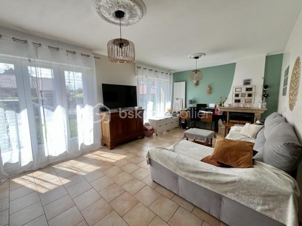 NOUVEAUTÉ - LOMME BOURG - MAISON SEMI INDIVIDUELLE - 115M2

Je vous invite à venir découvrir cette belle semi-individuelle de 115m2 située au coeur du quartier de Lomme le plus convoité : le Bourg. 

Quartier familial par excellence, le Bourg, vous offre une proximité immédiate avec les : écoles, commerces de première nécessité, espaces verts, lieux sportifs & culturels, transports (métro, bus), axes rapides, ….

Le rez-de-chaussée vous propose une vaste entrée, une pièce de vie spacieuse et lumineuse disposant d’une cheminée fonctionnelle, une cuisine équipée ainsi que des WC séparés. 

L’étage vous accueille avec quatre chambres (avec rangement) ainsi qu’une salle de bains.

Un garage (21m2) ainsi qu’un agréable jardin calme et arboré complètent les belles prestations de ce bien.

État technique irréprochable, aucun travaux à prévoir. 
Idéal famille !