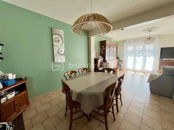NOUVEAUTÉ - LOMME BOURG - MAISON SEMI INDIVIDUELLE - 115M2

Je vous invite à venir découvrir cette belle semi-individuelle de 115m2 située au coeur du quartier de Lomme le plus convoité : le Bourg. 

Quartier familial par excellence, le Bourg, vous offre une proximité immédiate avec les : écoles, commerces de première nécessité, espaces verts, lieux sportifs & culturels, transports (métro, bus), axes rapides, ….

Le rez-de-chaussée vous propose une vaste entrée, une pièce de vie spacieuse et lumineuse disposant d’une cheminée fonctionnelle, une cuisine équipée ainsi que des WC séparés. 

L’étage vous accueille avec quatre chambres (avec rangement) ainsi qu’une salle de bains.

Un garage (21m2) ainsi qu’un agréable jardin calme et arboré complètent les belles prestations de ce bien.

État technique irréprochable, aucun travaux à prévoir. 
Idéal famille !