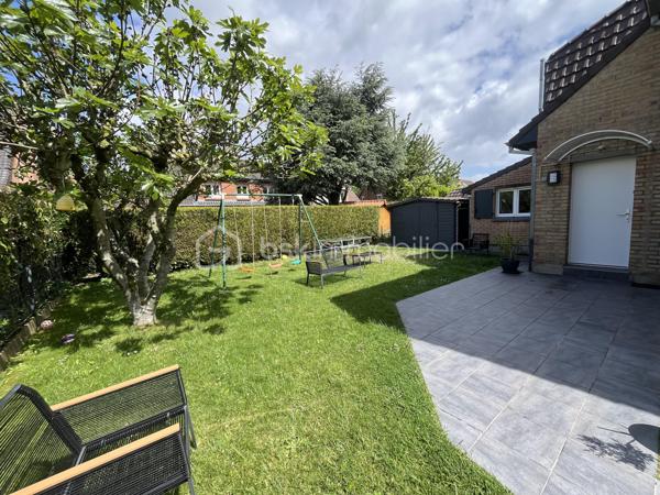 NOUVEAUTÉ - LOMME BOURG - MAISON SEMI INDIVIDUELLE - 115M2

Je vous invite à venir découvrir cette belle semi-individuelle de 115m2 située au coeur du quartier de Lomme le plus convoité : le Bourg. 

Quartier familial par excellence, le Bourg, vous offre une proximité immédiate avec les : écoles, commerces de première nécessité, espaces verts, lieux sportifs & culturels, transports (métro, bus), axes rapides, ….

Le rez-de-chaussée vous propose une vaste entrée, une pièce de vie spacieuse et lumineuse disposant d’une cheminée fonctionnelle, une cuisine équipée ainsi que des WC séparés. 

L’étage vous accueille avec quatre chambres (avec rangement) ainsi qu’une salle de bains.

Un garage (21m2) ainsi qu’un agréable jardin calme et arboré complètent les belles prestations de ce bien.

État technique irréprochable, aucun travaux à prévoir. 
Idéal famille !