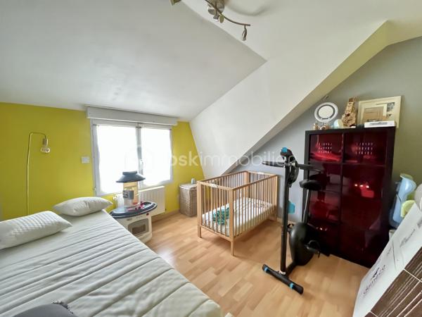 NOUVEAUTÉ - LOMME BOURG - MAISON SEMI INDIVIDUELLE - 115M2

Je vous invite à venir découvrir cette belle semi-individuelle de 115m2 située au coeur du quartier de Lomme le plus convoité : le Bourg. 

Quartier familial par excellence, le Bourg, vous offre une proximité immédiate avec les : écoles, commerces de première nécessité, espaces verts, lieux sportifs & culturels, transports (métro, bus), axes rapides, ….

Le rez-de-chaussée vous propose une vaste entrée, une pièce de vie spacieuse et lumineuse disposant d’une cheminée fonctionnelle, une cuisine équipée ainsi que des WC séparés. 

L’étage vous accueille avec quatre chambres (avec rangement) ainsi qu’une salle de bains.

Un garage (21m2) ainsi qu’un agréable jardin calme et arboré complètent les belles prestations de ce bien.

État technique irréprochable, aucun travaux à prévoir. 
Idéal famille !