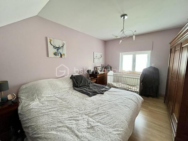 NOUVEAUTÉ - LOMME BOURG - MAISON SEMI INDIVIDUELLE - 115M2

Je vous invite à venir découvrir cette belle semi-individuelle de 115m2 située au coeur du quartier de Lomme le plus convoité : le Bourg. 

Quartier familial par excellence, le Bourg, vous offre une proximité immédiate avec les : écoles, commerces de première nécessité, espaces verts, lieux sportifs & culturels, transports (métro, bus), axes rapides, ….

Le rez-de-chaussée vous propose une vaste entrée, une pièce de vie spacieuse et lumineuse disposant d’une cheminée fonctionnelle, une cuisine équipée ainsi que des WC séparés. 

L’étage vous accueille avec quatre chambres (avec rangement) ainsi qu’une salle de bains.

Un garage (21m2) ainsi qu’un agréable jardin calme et arboré complètent les belles prestations de ce bien.

État technique irréprochable, aucun travaux à prévoir. 
Idéal famille !