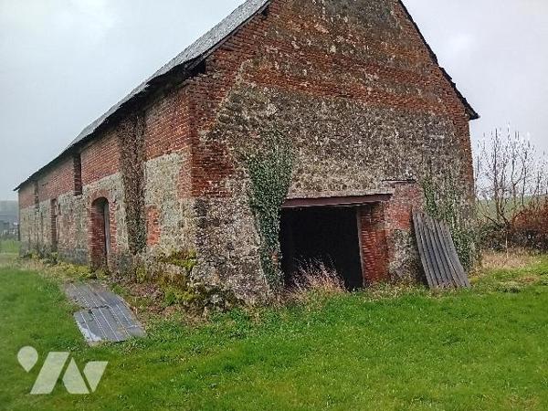 Une grange à réhabiliter en maison d'habitation avec grenier sur un terrain d'environ 1500m2.