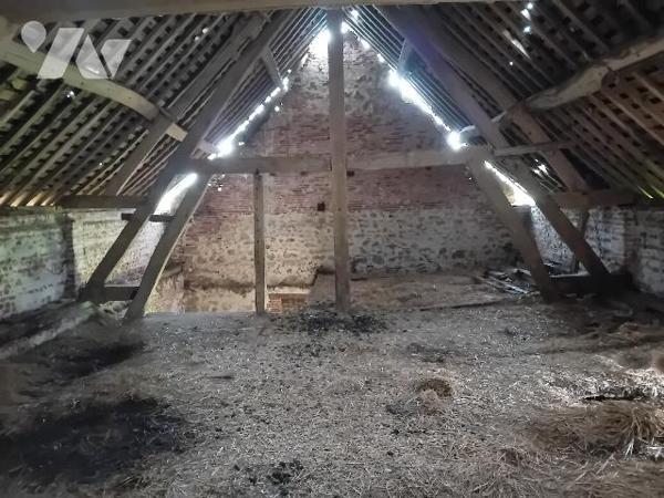 Une grange à réhabiliter en maison d'habitation avec grenier sur un terrain d'environ 1500m2.