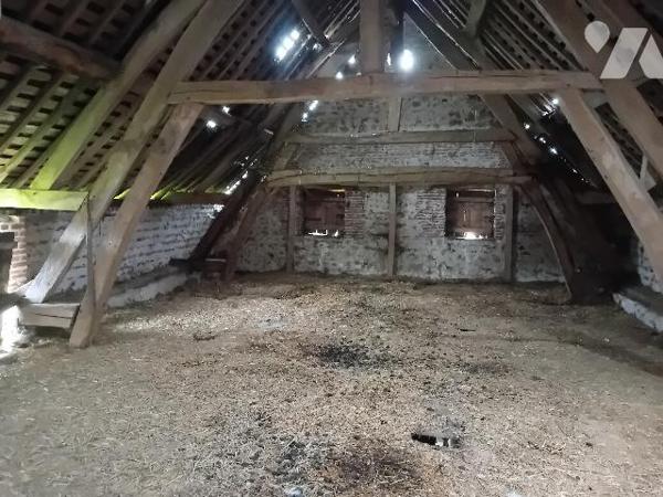Une grange à réhabiliter en maison d'habitation avec grenier sur un terrain d'environ 1500m2.