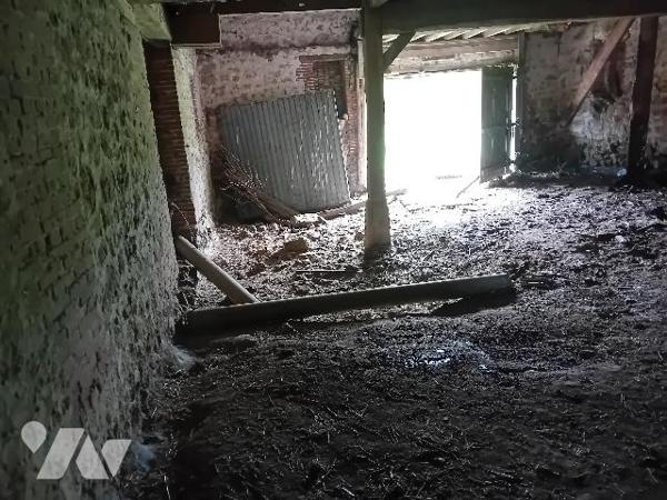 Une grange à réhabiliter en maison d'habitation avec grenier sur un terrain d'environ 1500m2.