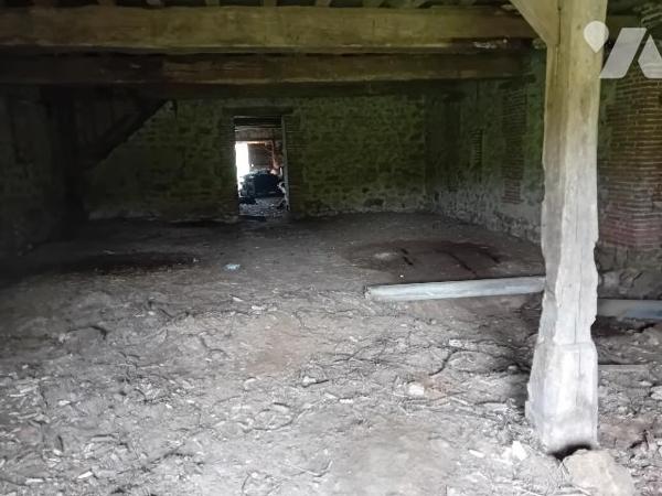 Une grange à réhabiliter en maison d'habitation avec grenier sur un terrain d'environ 1500m2.