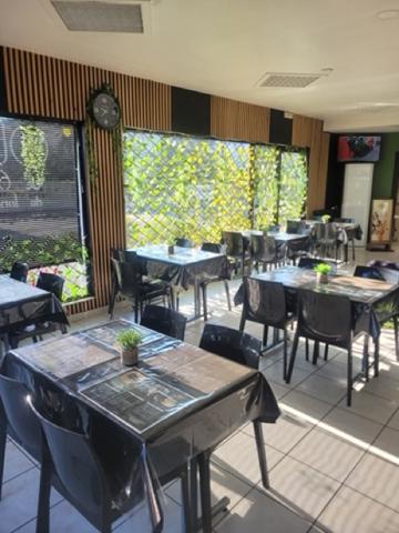 Fonds De Commerce
        
        - 100 m² 98 000 € *