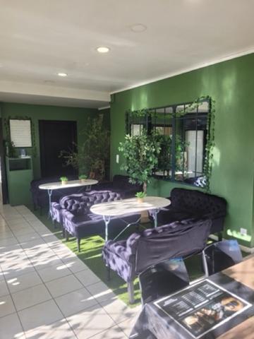 Fonds De Commerce
        
        - 100 m² 98 000 € *