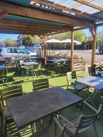 Fonds De Commerce
        
        - 100 m² 98 000 € *
