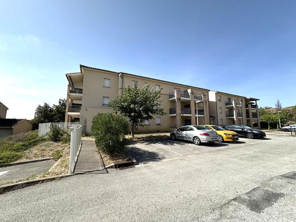 Location appartement T2 meublé de 37 m² avec terrasse couverte, piscine et parking au Hameau de Montredon