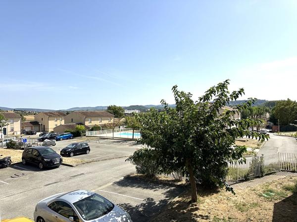 Location appartement T2 meublé de 37 m² avec terrasse couverte, piscine et parking au Hameau de Montredon