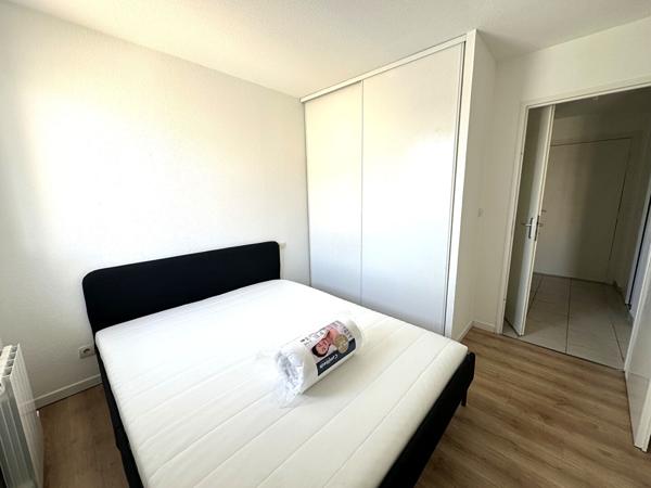 Location appartement T2 meublé de 37 m² avec terrasse couverte, piscine et parking au Hameau de Montredon