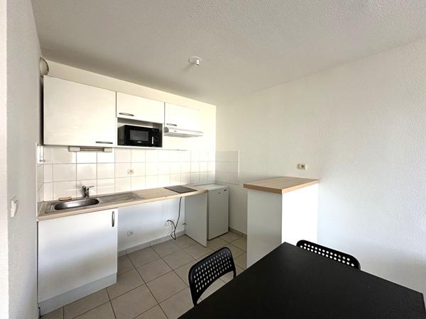Location appartement T2 meublé de 37 m² avec terrasse couverte, piscine et parking au Hameau de Montredon