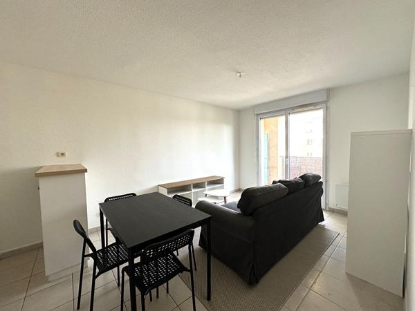 Location appartement T2 meublé de 37 m² avec terrasse couverte, piscine et parking au Hameau de Montredon
