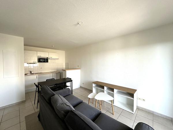 Location appartement T2 meublé de 37 m² avec terrasse couverte, piscine et parking au Hameau de Montredon