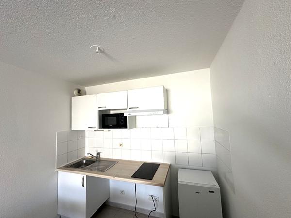 Location appartement T2 meublé de 37 m² avec terrasse couverte, piscine et parking au Hameau de Montredon