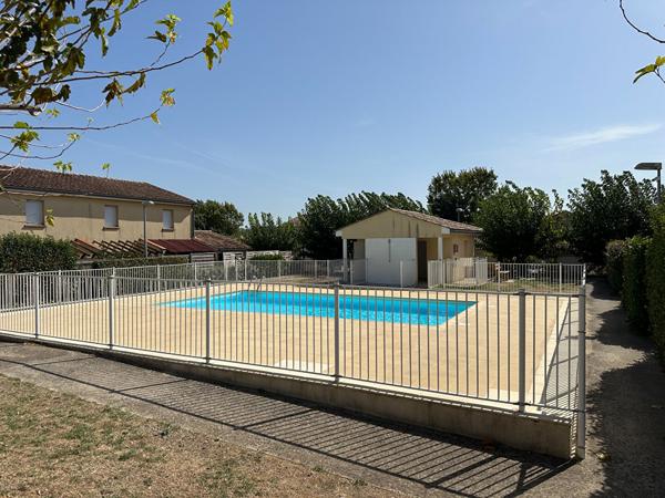Location appartement T2 meublé de 37 m² avec terrasse couverte, piscine et parking au Hameau de Montredon