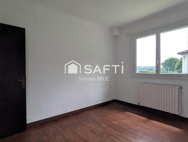 Maison sur sous-sol des années 70, Beau potentiel