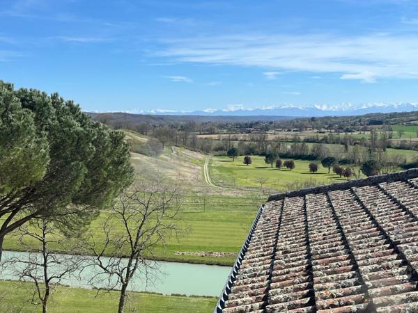 Élégant château du XIXᵉ siècle sur 70 ha, vue panoramique sur les Pyrénées, à 1h30 de Toulouse-Blagnac.