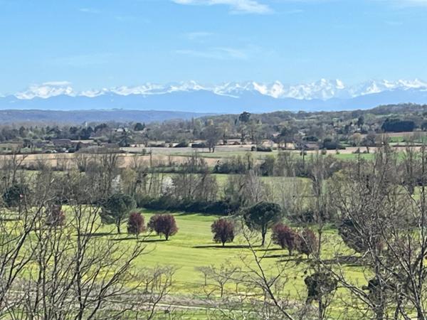 Élégant château du XIXᵉ siècle sur 70 ha, vue panoramique sur les Pyrénées, à 1h30 de Toulouse-Blagnac.